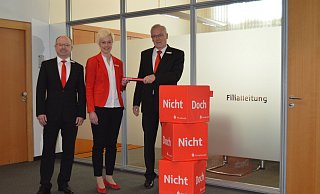 Rainer Seck (rechts) übergab bereits im Januar den „Staffelstab“ an Viola Wellsow (Mitte). Links im Bild: Martin Dirkes, Direktor Privatkunden. - Sparkasse Rainer Seck (rechts) übergab bereits im Januar den „Staffelstab“ an Viola Wellsow (Mitte). Links im Bild: Martin Dirkes, Direktor Privatkunden. - Sparkasse
