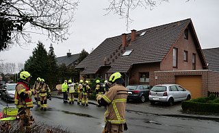 Entwarnung geben Feuerwehr und Energieversorger nach eingehender Erkundung. Die Messgeräte stellen kein austretendes Gas fest. - Ralph Meyer Entwarnung geben Feuerwehr und Energieversorger nach eingehender Erkundung. Die Messgeräte stellen kein austretendes Gas fest. - Ralph Meyer