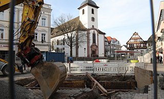 Kanalarbeiten auf dem Areal zwischen Marktplatz und Marktstraße in Höxter sind in vollem Gange. - Simone Flörke Kanalarbeiten auf dem Areal zwischen Marktplatz und Marktstraße in Höxter sind in vollem Gange. - Simone Flörke