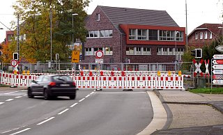 Keine Durchfahrt möglich: Autofahrer müssen abbiegen und eine Umleitung nehmen. - Niklas Krämer Keine Durchfahrt möglich: Autofahrer müssen abbiegen und eine Umleitung nehmen. - Niklas Krämer