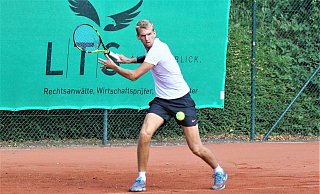 Vorteil Hoischen: Der 23-Jährige hält sich in Polen fit und kann dort trainieren. Im Sommer gehört der Rechtshänder erneut zum Aufgebot des TC Herford. - Yvonne Gottschlich Vorteil Hoischen: Der 23-Jährige hält sich in Polen fit und kann dort trainieren. Im Sommer gehört der Rechtshänder erneut zum Aufgebot des TC Herford. - Yvonne Gottschlich
