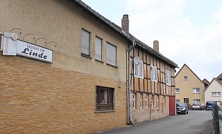 Im hinteren historischen Fachwerkbau befindet sich der große Festsaal der Linde. Der vordere neue Schankraum mit der darüberliegenden Wohnung war 1967 gebaut worden. - Burkhard Battran Im hinteren historischen Fachwerkbau befindet sich der große Festsaal der Linde. Der vordere neue Schankraum mit der darüberliegenden Wohnung war 1967 gebaut worden. - Burkhard Battran