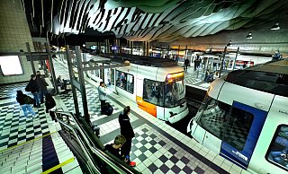 Zwischen den Haltestellen Siegfriedplatz und Bielefeld-Hauptbahnhof (Bild) ist der Vamos auf der Linie 2 nach dem Arminia-Spiel gegen Magdeburg liegengeblieben. - Andreas Frücht Zwischen den Haltestellen Siegfriedplatz und Bielefeld-Hauptbahnhof (Bild) ist der Vamos auf der Linie 2 nach dem Arminia-Spiel gegen Magdeburg liegengeblieben. - Andreas Frücht