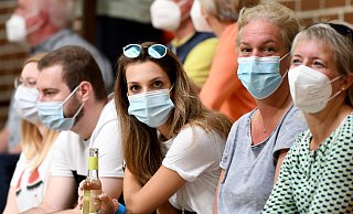 Handballgucken nur mit Maske: Hier drei Zuschauerinnen aus dem Fanblock des CVJM Rödinghausen. - Jürgen Krüger Handballgucken nur mit Maske: Hier drei Zuschauerinnen aus dem Fanblock des CVJM Rödinghausen. - Jürgen Krüger