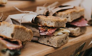 Ein Butterbrot: Lecker für Menschen, für Wildschweine kann es zur Gefahr werden. - Pexels Onur Kaya Ein Butterbrot: Lecker für Menschen, für Wildschweine kann es zur Gefahr werden. - Pexels Onur Kaya