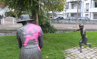Die beschmierte Bronze der Waschfrau. - Jochem Schulze Die beschmierte Bronze der Waschfrau. - Jochem Schulze