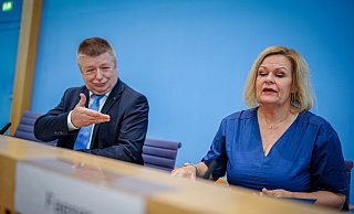 Den Verfassungsschutzbericht für 2023 stellten Bundesinnenministerin Nancy Faeser (SPD) und der Präsident des Bundesamtes für Verfassungsschutz, Thomas Haldenwang, im Sommer gemeinsam vor. (Archivbild) - Kay Nietfeld/dpa Den Verfassungsschutzbericht für 2023 stellten Bundesinnenministerin Nancy Faeser (SPD) und der Präsident des Bundesamtes für Verfassungsschutz, Thomas Haldenwang, im Sommer gemeinsam vor. (Archivbild) - Kay Nietfeld/dpa