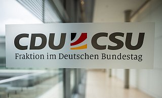 Das Logo der CDU/CSU-Fraktion im Deutschen Bundestag. - Michael Kappeler/dpa/Symbolbild Das Logo der CDU/CSU-Fraktion im Deutschen Bundestag. - Michael Kappeler/dpa/Symbolbild