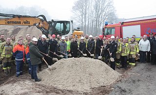 Beim offiziellen Spatenstich für das Großprojekt in Ostenland nehmen neben Roland Koors (Bauingenieur Firma Peitz, v. l.), Meinolf Sandbothe (CDU), Johannes Grothoff (Leiter Feuerwehr Delbrück), Andreas Schulz (Geschäftsführer Baugesellschaft Schulz) , Architekt Raimund Heitmann, Bürgermeister Werner Peitz, Bauamtsleiter Markus Hückelheim und Ostenlands Löschgruppenführer Peter Bathe die Spaten in die Hand. Auch viele der Ostenländer Löschgruppe sind dabei. - Uwe Müller Beim offiziellen Spatenstich für das Großprojekt in Ostenland nehmen neben Roland Koors (Bauingenieur Firma Peitz, v. l.), Meinolf Sandbothe (CDU), Johannes Grothoff (Leiter Feuerwehr Delbrück), Andreas Schulz (Geschäftsführer Baugesellschaft Schulz) , Architekt Raimund Heitmann, Bürgermeister Werner Peitz, Bauamtsleiter Markus Hückelheim und Ostenlands Löschgruppenführer Peter Bathe die Spaten in die Hand. Auch viele der Ostenländer Löschgruppe sind dabei. - Uwe Müller