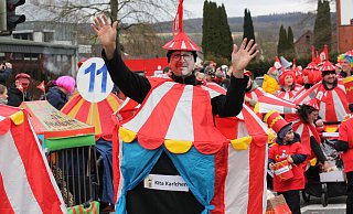 Bunt und einfallsreich zeigten sich die Teilnehmer beim Kinderkarnevalsumzug des CVWB im vergangenen Jahr in Beverungen. Auch in diesem Jahr erwartet der Verein zahlreiche kostümierte Jecken bei den beiden geplanten Umzügen. - Torsten Wegener Bunt und einfallsreich zeigten sich die Teilnehmer beim Kinderkarnevalsumzug des CVWB im vergangenen Jahr in Beverungen. Auch in diesem Jahr erwartet der Verein zahlreiche kostümierte Jecken bei den beiden geplanten Umzügen. - Torsten Wegener