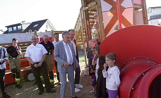 NRW-Innenminister Herbert Reul interessierte sich nicht nur für die Feuerwehr in Bad Lippspringe, sondern auch für die Kinder, die den Themenspielplatz nutzen. - Uwe Müller NRW-Innenminister Herbert Reul interessierte sich nicht nur für die Feuerwehr in Bad Lippspringe, sondern auch für die Kinder, die den Themenspielplatz nutzen. - Uwe Müller