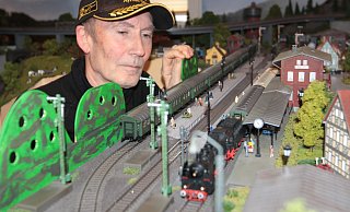 Friedel Weber beobachtet genau, wie die Züge am Bürener Bahnhof vorbeifahren. Mit viel Liebe zum Detail hat er seine Anlage gestaltet. - Uwe Müller Friedel Weber beobachtet genau, wie die Züge am Bürener Bahnhof vorbeifahren. Mit viel Liebe zum Detail hat er seine Anlage gestaltet. - Uwe Müller