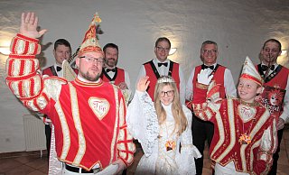 Die Stimmung ist gut und die Vorfreude steigt bei den Fürstenberger Karnevalisten. Prinz Kevin Schweins sowie das Kinderprinzenpaar Mia Trophan und Lasse Duhme grüßen. Auch Matthias Trusch (hinten v. l.), Matthias Stork, Stephan Coritzius, Uwe Feddermann und Christian Haiduck vom Vorstand und Elferrat des FCC laden zu den närrischen Tagen ein. - Uwe Müller Die Stimmung ist gut und die Vorfreude steigt bei den Fürstenberger Karnevalisten. Prinz Kevin Schweins sowie das Kinderprinzenpaar Mia Trophan und Lasse Duhme grüßen. Auch Matthias Trusch (hinten v. l.), Matthias Stork, Stephan Coritzius, Uwe Feddermann und Christian Haiduck vom Vorstand und Elferrat des FCC laden zu den närrischen Tagen ein. - Uwe Müller