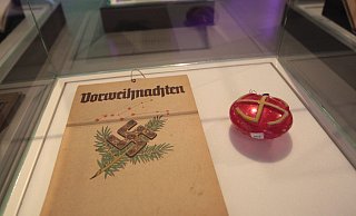 Diese Exponate im Dalheimer Museum zeigen deutlich, wie die Nazis versuchten, das Weihnachtsfest von den christlichen Traditionen zu lösen. Christbaumkugeln wurden mit Hakenkreuzen versehen und die Adventszeit sollte Vorweihnachten heißen. - Uwe Müller Diese Exponate im Dalheimer Museum zeigen deutlich, wie die Nazis versuchten, das Weihnachtsfest von den christlichen Traditionen zu lösen. Christbaumkugeln wurden mit Hakenkreuzen versehen und die Adventszeit sollte Vorweihnachten heißen. - Uwe Müller