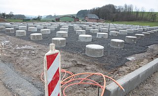 Im Gewerbegebiet in Buke an der Johannes-Tofall-Straße sind die Vorarbeiten für die Modulanlage schon fertig. - Uwe Müller Im Gewerbegebiet in Buke an der Johannes-Tofall-Straße sind die Vorarbeiten für die Modulanlage schon fertig. - Uwe Müller