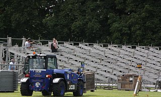 In U-Form wird die Tribüne mit insgesamt 2.500 Sitzplätzen in diesen Tagen aufgebaut. In Kombination mit dem Innenraum für die Stehplätze entsteht so beim Weser-Open-Air richtige Stadionatmosphäre. - Torsten Wegener In U-Form wird die Tribüne mit insgesamt 2.500 Sitzplätzen in diesen Tagen aufgebaut. In Kombination mit dem Innenraum für die Stehplätze entsteht so beim Weser-Open-Air richtige Stadionatmosphäre. - Torsten Wegener