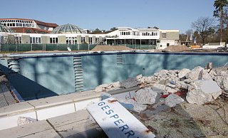 Hier springt niemand mehr rein. Im März wurden auch die Becken des Thermal-Freibades abgerissen. - Uwe Müller Hier springt niemand mehr rein. Im März wurden auch die Becken des Thermal-Freibades abgerissen. - Uwe Müller