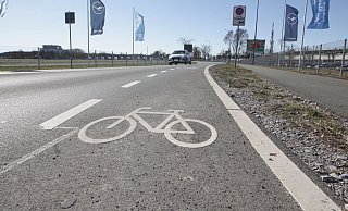 Bis zum ersten Kreisel am Flughafen dürfen Radler auf dem Weg fahren, dann geht es auf die Straße und der Radweg wird zum Gehweg. - Uwe Müller Bis zum ersten Kreisel am Flughafen dürfen Radler auf dem Weg fahren, dann geht es auf die Straße und der Radweg wird zum Gehweg. - Uwe Müller