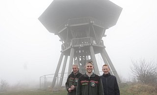 Bei typischem Eggewetter präsentieren Andreas Bathe (v.l.) und Matthias Berndt vom Landesbetrieb Wald und Holz NRW mit Christian Hecker (Hecker Holzsystembau GmbH), wie die Sanierung des Eggeturms finanziert und ausgeführt wird. - Uwe Müller Bei typischem Eggewetter präsentieren Andreas Bathe (v.l.) und Matthias Berndt vom Landesbetrieb Wald und Holz NRW mit Christian Hecker (Hecker Holzsystembau GmbH), wie die Sanierung des Eggeturms finanziert und ausgeführt wird. - Uwe Müller