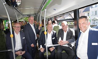 Auch die Politik nutzt den Bus ins Hövelhofer Industriegebiet: Der Landtagsabgeordnete Bernhard Hoppe-Biermeyer (v. l.), Hövelhofs Bürgermeister Michael Berens, Landrat Christoph Rüther und NRW-Verkehrsminister Oliver Krischer sowie NPH-Geschäftsführer Marcus Klugmann. - Uwe Müller Auch die Politik nutzt den Bus ins Hövelhofer Industriegebiet: Der Landtagsabgeordnete Bernhard Hoppe-Biermeyer (v. l.), Hövelhofs Bürgermeister Michael Berens, Landrat Christoph Rüther und NRW-Verkehrsminister Oliver Krischer sowie NPH-Geschäftsführer Marcus Klugmann. - Uwe Müller