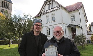 Modellbauer Karl Fischer (l.) präsentiert zusammen mit Pastor Bernhard Henneke - vor dem Original- das Modell des katholischen Pfarramtes, so wie es 1975 ausgesehen hat. - Uwe Müller Modellbauer Karl Fischer (l.) präsentiert zusammen mit Pastor Bernhard Henneke - vor dem Original- das Modell des katholischen Pfarramtes, so wie es 1975 ausgesehen hat. - Uwe Müller