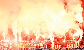 Im Gästeblock wurden am Samstagabend in der Zweitligapartie zwischen Kaiserslautern und Paderborn zahlreiche Bengalische Feuer entzündet. - dpa Im Gästeblock wurden am Samstagabend in der Zweitligapartie zwischen Kaiserslautern und Paderborn zahlreiche Bengalische Feuer entzündet. - dpa