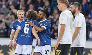 Die Arminen Louis Oppie, Mael Corboz und Noah Sarenren Bazee (v. l.) freuen sich über eines der vier DSC-Tore gegen den SV Wehen Wiesbaden. - Oliver Krato Die Arminen Louis Oppie, Mael Corboz und Noah Sarenren Bazee (v. l.) freuen sich über eines der vier DSC-Tore gegen den SV Wehen Wiesbaden. - Oliver Krato