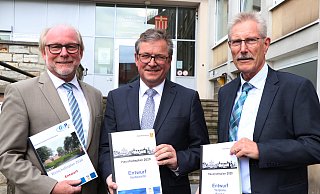Haushalt der Stadt Paderborn für 2020: v. l. Walter Hermes (Leiter des Amtes für Finanzen), Bürgermeister Michael Dreier und Kämmerer Bernhard Hartmann. - Holger Kosbab Haushalt der Stadt Paderborn für 2020: v. l. Walter Hermes (Leiter des Amtes für Finanzen), Bürgermeister Michael Dreier und Kämmerer Bernhard Hartmann. - Holger Kosbab