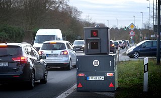 Die zweite Station des neuen Blitzers war die Herzebrocker Straße kurz hinter dem Ortsausgangsschild. - Andreas Frücht Die zweite Station des neuen Blitzers war die Herzebrocker Straße kurz hinter dem Ortsausgangsschild. - Andreas Frücht