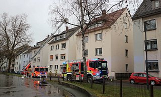 Mit Beendigung der Einsatzarbeiten konnten alle Bewohner des Mehrfamilienhauses wieder in ihre Wohnungen zurückkehren. - Feuerwehr Paderborn Mit Beendigung der Einsatzarbeiten konnten alle Bewohner des Mehrfamilienhauses wieder in ihre Wohnungen zurückkehren. - Feuerwehr Paderborn