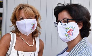 So sehen sie aus: Sabine Hasenbein (l.) und Claudia Koch präsentieren die Stoffmasken. - LGS So sehen sie aus: Sabine Hasenbein (l.) und Claudia Koch präsentieren die Stoffmasken. - LGS