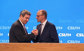 CSU-Chef Markus Söder steht mit Friedrich Merz,Vorsitzender der CDU, nach dessen Rede auf der Bühne. - Karl-Josef Hildenbrand/dpa CSU-Chef Markus Söder steht mit Friedrich Merz,Vorsitzender der CDU, nach dessen Rede auf der Bühne. - Karl-Josef Hildenbrand/dpa