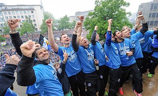 So sehen Sieger aus: Arminia Bielefeld feierte im Mai 2015 den Aufstieg in die 2. Bundesliga auf dem Rathausbalkon. Dieses Jahr wird alles anders – aber Party ist trotzdem! - Christian Weische So sehen Sieger aus: Arminia Bielefeld feierte im Mai 2015 den Aufstieg in die 2. Bundesliga auf dem Rathausbalkon. Dieses Jahr wird alles anders – aber Party ist trotzdem! - Christian Weische