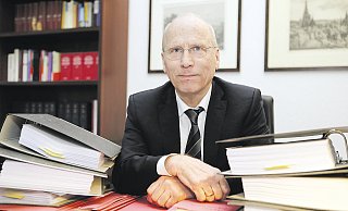 Am Schreibtisch: Rund 10.000 Verteidigungen hat Holger Rostek bislang übernommen. - Wolfgang Rudolf Am Schreibtisch: Rund 10.000 Verteidigungen hat Holger Rostek bislang übernommen. - Wolfgang Rudolf