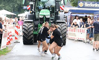 Hunderte Zuschauer feuerten die Mannschaften beim Traktor-Pulling an. - Claus Frickemeier Hunderte Zuschauer feuerten die Mannschaften beim Traktor-Pulling an. - Claus Frickemeier
