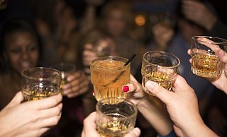 Die Stadt warnt vor rauschenden Feiern in engen Räumen. - Symbolfoto: Pixabay Die Stadt warnt vor rauschenden Feiern in engen Räumen. - Symbolfoto: Pixabay