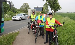 Hier endet der Radweg: Helmut Stickdorn (v.r.), Ulrich Flachmann und Jürgen Wehmeier stehen an der Häger Straße. Ab diesem Punkt müssen sie sich die Strecke in Richtung Koblenzer Straße mit Pkw, Lkw und Bussen teilen. Das Foto entstand während eines Pressetermins im Mai. - Dirk Windmöller Hier endet der Radweg: Helmut Stickdorn (v.r.), Ulrich Flachmann und Jürgen Wehmeier stehen an der Häger Straße. Ab diesem Punkt müssen sie sich die Strecke in Richtung Koblenzer Straße mit Pkw, Lkw und Bussen teilen. Das Foto entstand während eines Pressetermins im Mai. - Dirk Windmöller