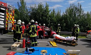 Rettungskräfte mussten die schwer verletzte Frau aus ihrem Wagen befreien. - Burkhard Battran Rettungskräfte mussten die schwer verletzte Frau aus ihrem Wagen befreien. - Burkhard Battran
