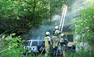 Unter Atemschutz löschten die Einsatzkräfte einen brennenden Land Rover auf dem Gelände eines Ferienhauses am Scharmeder Stadtweg. - Ralph Meyer Unter Atemschutz löschten die Einsatzkräfte einen brennenden Land Rover auf dem Gelände eines Ferienhauses am Scharmeder Stadtweg. - Ralph Meyer