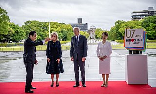 Japans Ministerpräsident Fumio Kishida (l) und seine Frau Yuko Kishida (r) begrüßen US-Präsident Joe Biden und First Lady Jill Biden zum G7-Gipfel. - Michael Kappeler/dpa Japans Ministerpräsident Fumio Kishida (l) und seine Frau Yuko Kishida (r) begrüßen US-Präsident Joe Biden und First Lady Jill Biden zum G7-Gipfel. - Michael Kappeler/dpa
