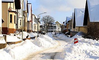 In vielen Straßen in Altenbeken ist es durch die aufgeschobenen Schneeberge sowohl auf den Fahrbahnen als auch auf den Bürgersteigen eng. - Kurt Blaschke In vielen Straßen in Altenbeken ist es durch die aufgeschobenen Schneeberge sowohl auf den Fahrbahnen als auch auf den Bürgersteigen eng. - Kurt Blaschke