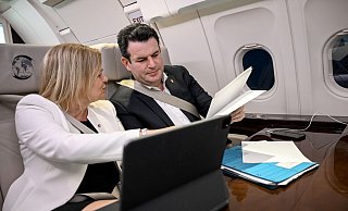 Nancy Faeser und Hubertus Heil auf dem Flug von Ottawa nach Toronto. - Britta Pedersen/dpa Nancy Faeser und Hubertus Heil auf dem Flug von Ottawa nach Toronto. - Britta Pedersen/dpa