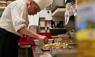 Vielen Bewerbern ist gar nicht klar, dass auch bei Haskenhoff in Steinhagen Köche gebraucht werden. Der Job hat einen enormen Vorteil im Vergleich zum Geschäft im klassischen Restaurant. - Jan Düfelsiek Vielen Bewerbern ist gar nicht klar, dass auch bei Haskenhoff in Steinhagen Köche gebraucht werden. Der Job hat einen enormen Vorteil im Vergleich zum Geschäft im klassischen Restaurant. - Jan Düfelsiek