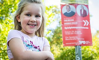 Die fünfjährige Marlin findet die Wahlplakate vor ihrer Kita äußerst interessant. Und legt jetzt selbst als Stadtpolitikerin schonmal los. - Sarah Jonek Die fünfjährige Marlin findet die Wahlplakate vor ihrer Kita äußerst interessant. Und legt jetzt selbst als Stadtpolitikerin schonmal los. - Sarah Jonek