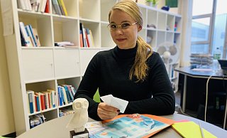 Psychologin Nicole Fritzler kombiniert relevante Lerninhalte mit spielerischen Methoden, wie Karten mit Lernwörtern. Die Eule gehört zum Innovationspreis, mit dem ihr Förderkonzept jetzt ausgezeichnet wurde. - Ivonne Michel Psychologin Nicole Fritzler kombiniert relevante Lerninhalte mit spielerischen Methoden, wie Karten mit Lernwörtern. Die Eule gehört zum Innovationspreis, mit dem ihr Förderkonzept jetzt ausgezeichnet wurde. - Ivonne Michel