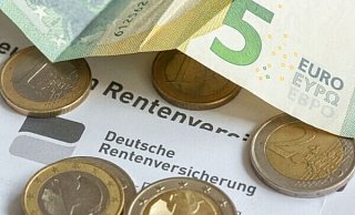 SYMBOLBILD - 24.04.2024, Berlin: Münzen und eine Banknote liegen auf einer Renteninformation der Deutschen Rentenversicherung. (zu dpa: «Rente steigt 2025 um rund 3,5 Prozent») Foto: Fernando Gutierrez-Juarez/dpa +++ dpa-Bildfunk +++ - Fernando Gutierrez-Juarez/dpa SYMBOLBILD - 24.04.2024, Berlin: Münzen und eine Banknote liegen auf einer Renteninformation der Deutschen Rentenversicherung. (zu dpa: «Rente steigt 2025 um rund 3,5 Prozent») Foto: Fernando Gutierrez-Juarez/dpa +++ dpa-Bildfunk +++ - Fernando Gutierrez-Juarez/dpa