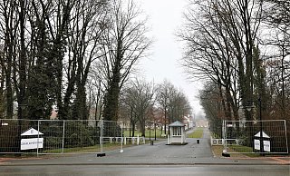 Der Haupteingang zum Gräflichen Kurpark in Bad Driburg von der Brunnenstraße aus – der Bauzaun steht noch als deutliches Signal. - Simone Flörke Der Haupteingang zum Gräflichen Kurpark in Bad Driburg von der Brunnenstraße aus – der Bauzaun steht noch als deutliches Signal. - Simone Flörke