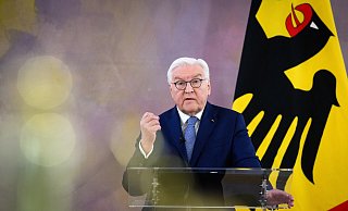 Das Bundesverdienstkreuz am Bandes wird durch den Bundespräsidenten Frank-Walter Steinmeier verliehen, meistens aber durch Ministerpräsidenten, Landesminister oder Bürgermeister ausgehändigt. - Bernd von Jutrczenka/dpa Das Bundesverdienstkreuz am Bandes wird durch den Bundespräsidenten Frank-Walter Steinmeier verliehen, meistens aber durch Ministerpräsidenten, Landesminister oder Bürgermeister ausgehändigt. - Bernd von Jutrczenka/dpa