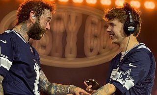 Paul Erik Müller (r.) aus Enger gemeinsam mit US-Rapper Post-Malone auf der Bühne in Hannover. - "postycph"/Instagram Paul Erik Müller (r.) aus Enger gemeinsam mit US-Rapper Post-Malone auf der Bühne in Hannover. - "postycph"/Instagram