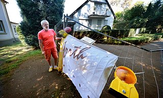 Roland Hellweg ist sauer. Er vermutet, dass Fußballfans seinen Privatzaun beschädigt haben. - Andreas Frücht Roland Hellweg ist sauer. Er vermutet, dass Fußballfans seinen Privatzaun beschädigt haben. - Andreas Frücht